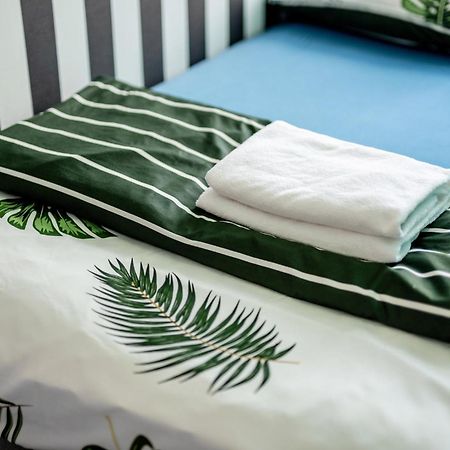 Vice City Hostel Вроцлав Экстерьер фото