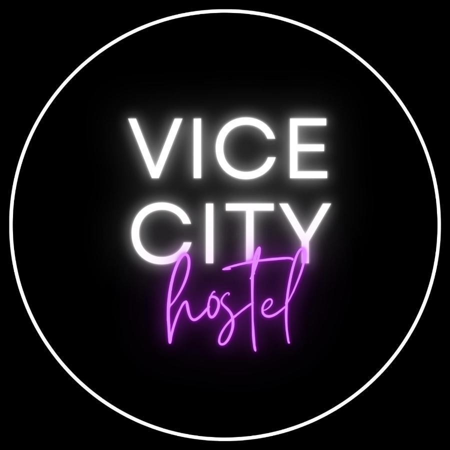 Vice City Hostel Вроцлав Экстерьер фото
