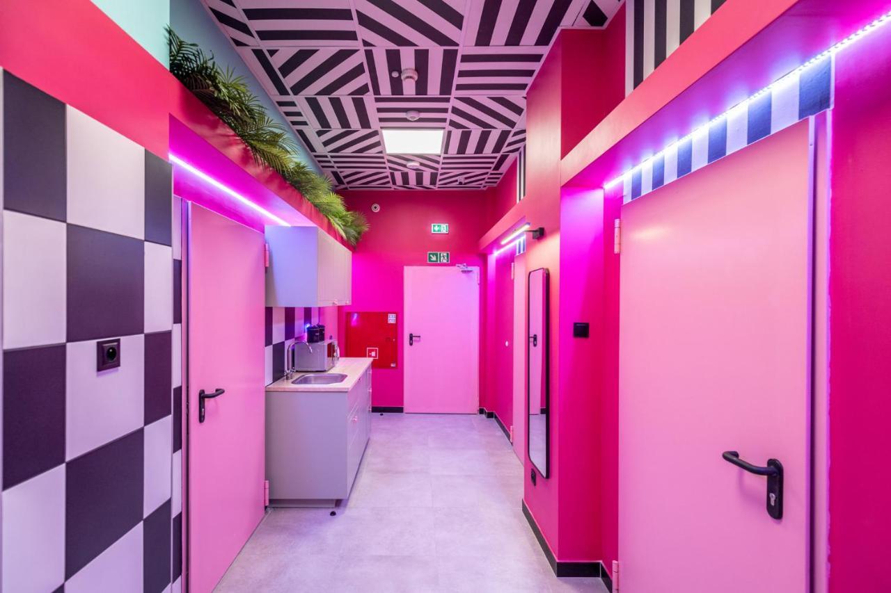 Vice City Hostel Вроцлав Экстерьер фото
