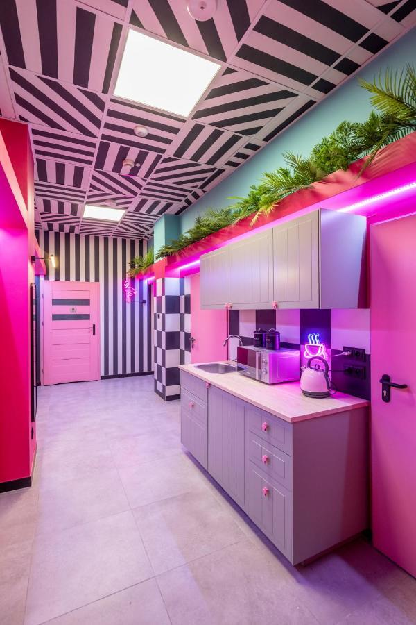 Vice City Hostel Вроцлав Экстерьер фото