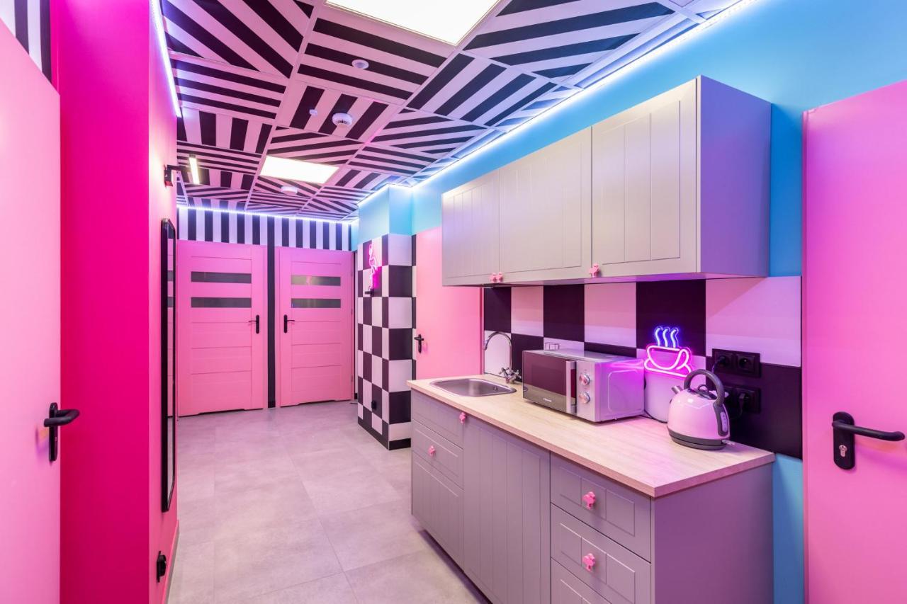 Vice City Hostel Вроцлав Экстерьер фото