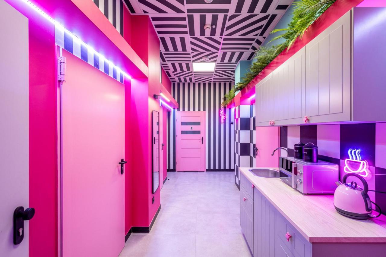 Vice City Hostel Вроцлав Экстерьер фото