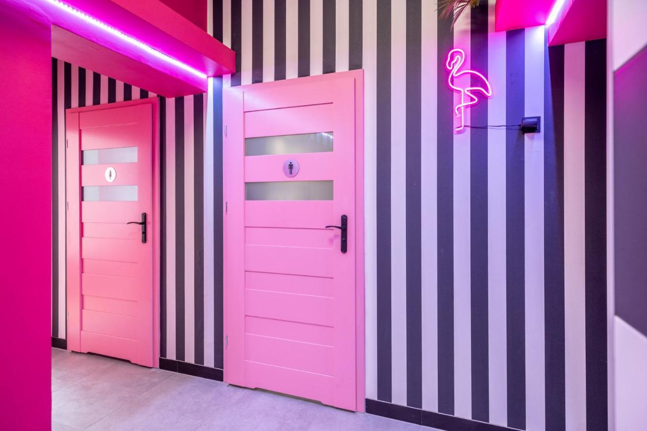 Vice City Hostel Вроцлав Экстерьер фото