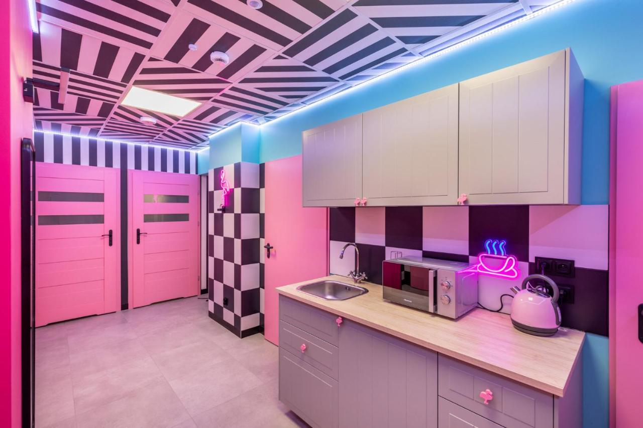 Vice City Hostel Вроцлав Экстерьер фото