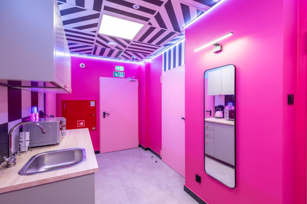 Vice City Hostel Вроцлав Экстерьер фото