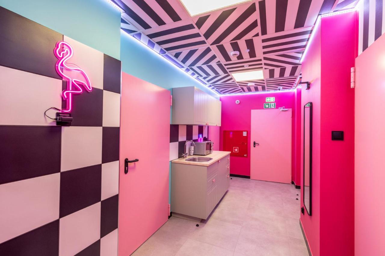 Vice City Hostel Вроцлав Экстерьер фото