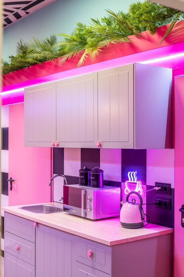 Vice City Hostel Вроцлав Экстерьер фото