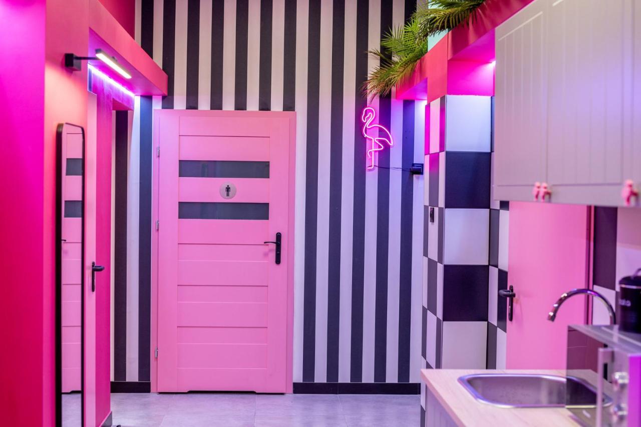 Vice City Hostel Вроцлав Экстерьер фото