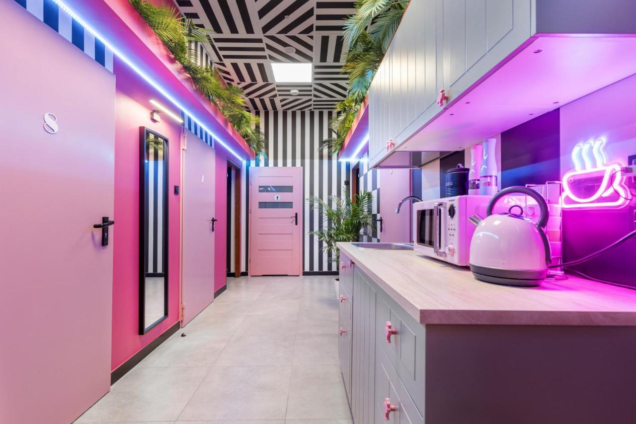 Vice City Hostel Вроцлав Экстерьер фото