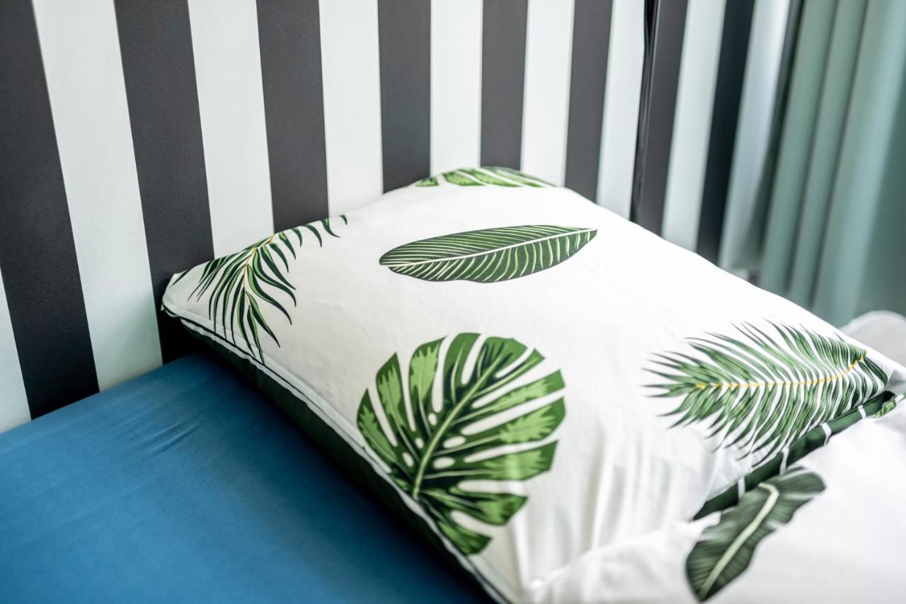 Vice City Hostel Вроцлав Экстерьер фото
