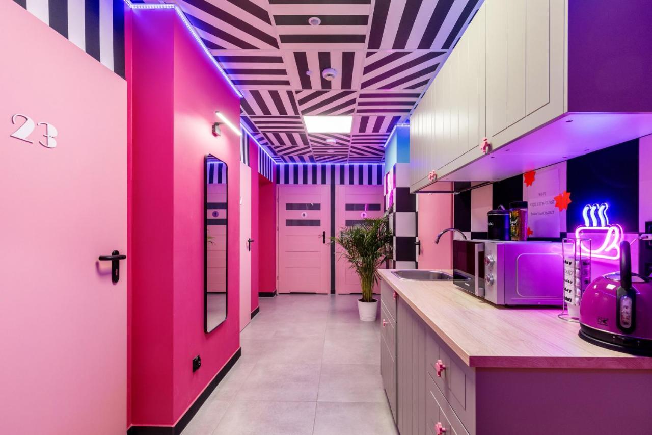 Vice City Hostel Вроцлав Экстерьер фото
