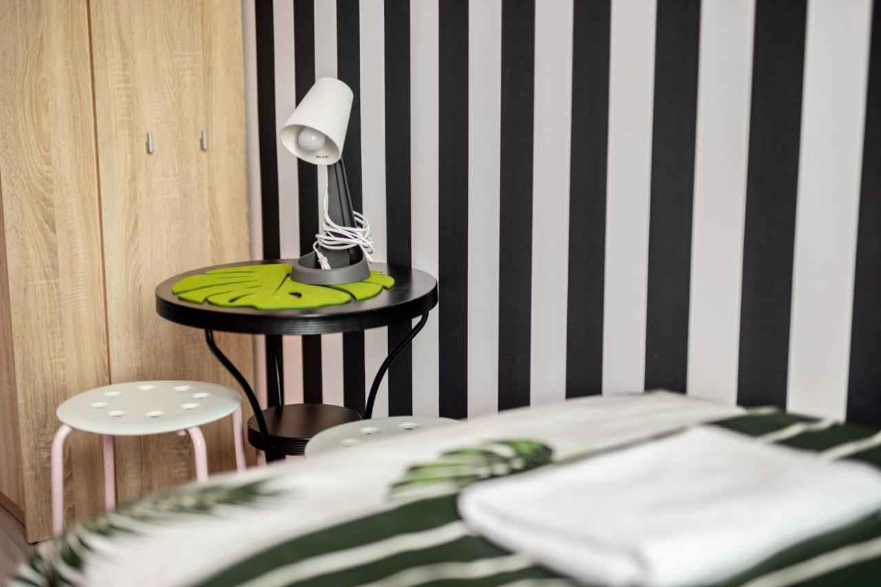 Vice City Hostel Вроцлав Экстерьер фото