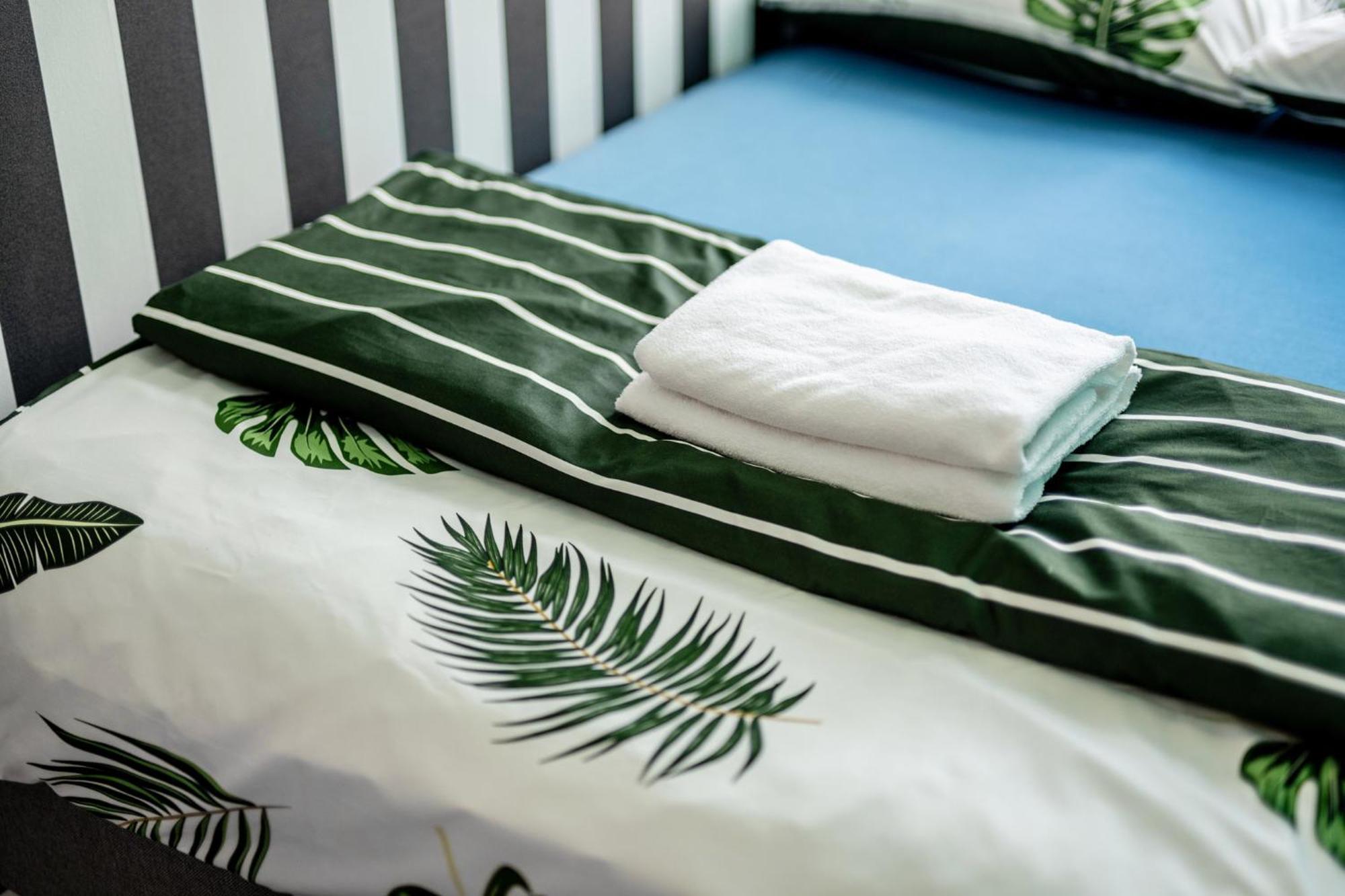 Vice City Hostel Вроцлав Экстерьер фото